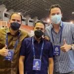 Andrew Wilkes, Abdul Hakim Bafagih (Presiden Persik Kediri), dan Alexander Wilkes. (Foto: Ist.)