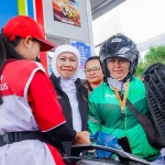 Gubernur Khofifah saat memantau penyaluran BBM gratis untuk pengemudi Ojol atau ojek online di Malang.