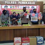 Kapolres Pamekasan, AKBP Rogib Triyanto, saat konferensi pers terkait Operasi Pekat Semeru 2022.