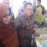 Anggota Komisi II DPR RI, Eny Maulani S bersama Ketua DPRD Gresik, Abdul Hamid saat mengunjungi KPUD Gresik. foto: syuhud/BANGSAONLINE