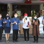 Kepala Kantor Wilayah III BCA Surabaya, Frengky C Kusuma didampingi Anggota Komisi XI DPR RI Indah Kurnia saat menyerahkan bantuan secara simbolis kepada Wali Kota Risma di Balai Kota Surabaya, Rabu (19/8/2020). (foto: ist).