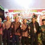 Tampak para tokoh masyarakat Kedung Sroko dan petinggi Kelurahan Pacar Kembang Kecamatan Tambaksari Surabaya. foto: istimewa