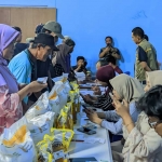 Penyerahan bantuan beras yang dilakukan Bulog Madiun.