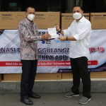 Direktur Utama PT Meratus Line Slamet Raharjo menyerahkan bantuan APD kepada Wali Kota Surabaya Eri Cahyadi di halaman Balai Kota Surabaya. (foto: ist)