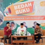 Dari kiri, Mas’ud Adnan (penulis buku), KH. Asep Saifuddin Chalim, dan moderator. Foto: SUBAIDAH/ BANGSAONLINE