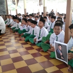 Suasana saat ratusan pelajar MI Al Falah Pagu Kediri mengadakan salat gaib untuk putra sulung Ridwan Kamil yang hilang saat berenang di Sungai Aare, Kota Bern, Swiss. Foto: Ist