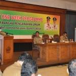 BERI PENEGASAN: Bupati-Wabup Gresik, Sambari-Qosim ketika rapat one week program dengan pejabat. foto: syuhud/ BANGSAONLINE