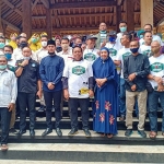 Jajaran Teman Agus Maimun (TeAM) foto bersama usai deklarasi dukungan kepada pasangan Lindra-Riyadi.