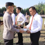 Anggota Polres Madiun saat menerima penghargaan.