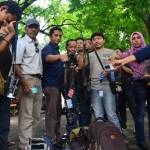 Sejumlah wartawan melakukan aksi kumpulkan kamera dan pers card sebagai bentuk protes. foto: Hadi Prayitno/BangsaOnline