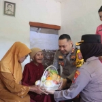 Kapolres Pasuruan, AKBP Teddy Candra, saat memberikan bingkisan.
