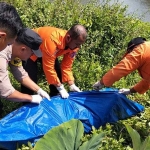 Proses evakuasi mayat tanpa identitas di bawah Jembatan Kanigoro, Desa Kanigoro, Kecamatan Pagelaran, Malang. Foto: Ist.