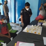 Sejumlah sopir beserta kru menyerahkan sampel urine untuk dites. foto: AAN AMRULLOH/ BANGSAONLINE