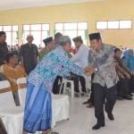Sekkab Lamongan, Yuhronur Effendi saat menyalami CJH asal Lamongan. (haris/BANGSAONLINE)