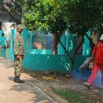 Suasana saat petugas dari Koramil dan Puskesmas Ngrambe melakukan fogging di Desa Pucangan, kecamatan setempat.