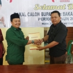 Syamsul Wathoni saat menyerahkan berkas kepada Ketua DPC Partai Gerindra Ngawi, Najamuddin.