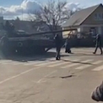 Tampak seorang warga Ukraina nekat menghentikan konvoi tank militer Rusia. Foto: capture videdo/daily mail/Tribunnews.com