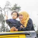 Gubernur Khofifah bersama sang cucu saat menikmati pemandangan Bukit Jengkoang di Kota Batu.