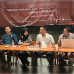 Dari kiri: Komisioner KPU Kabupaten Kediri, Wisnu Eka Wardhana, Agus Hariono, Ninik Sunarmi (Ketua KPU), Randy Agata (Sekretaris KPU Kabupaten Kediri), Nanang Qosim, dan Anwar Ansori. Foto: MUJI HARJITA/ BANGSAONLINE