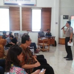 Kapolres Blitar Kota AKBP Adewira Negara Siregar saat memberikan edukasinya.
