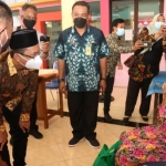 PEDULI: Bupati Ahmad Muhdlor memberikan sembako ke warga terdampak Covid-19 di Desa Pagerwojo, Buduran, Selasa (3/8/2021). (foto: ist)