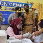 Kapolresta Sidoarjo, Kombes Pol Kusumo Wahyu Bintoro, saat meninjau vaksinasi anak di SDN Cemengbakalan 2.