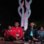 Kholilurrahman dan RB Fattah Jasin saat nonton bersama Indonesia melawan Uzbekistan di Monumen Arek Lancor, Pamekasan