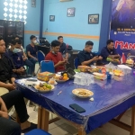 Para milenial DPD Partai Nasdem Gresik saat mengikuti webinar dengan KPK RI. foto: ist.