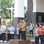 ?Gubernur Jawa Timur Soekarwo memimpin apel pagi di awal tahun 2018. Foto: YUDI/BANGSAONLINE