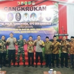 TNI, Polri, Forkopimda, KPU dan Bawaslu Kota/Kabupaten Pasuruan saat foto bersama usai acara Cangkruan di Halaman Kodim 0819. Foto: ANDY F/BANGSAONLINE