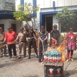 Kepala KPPBC TMP B Gresik, Wahjudi Andrijanto dan para undangan membakar rokok ilegal.