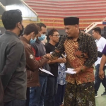 Wali Kota Kediri, Abdullah Abu Bakar, saat menyerahkan BLT DBHCHT. Foto: Ist