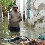 Salah seorang warga di Kabupaten Tuban terdampak banjir rob.