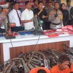 Kapolres Mojokerto didampingi Bupati dan tamu undangan lainnya saat kegiatan rutin yang ditingkatkan (KRYD) dan pemusnahan barang bukti hasil operasi pekat jelang Idulfitri 1445H di Mapolres Mojokerto