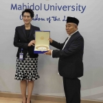 Prof Dr KH Asep Saifuddin Chalim, MA dan Prof Nopraenue Sajjarax Dhirathiti, Vice President Mahidol University saling tukar cindera mata di ruang rektorat Universitas Mahidol di Bangkok Thailand, Senin (21/8/2023). Foto: bangsaonline.