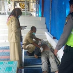 Mayat Hendri Yuasa yang akan dievakuasi petugas. foto: Akina Nur Alana/ BANGSAONLINE