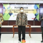 
Walikota Kediri Abdullah Abu Bakar (kanan) saat menerima Opini WTP dari BPK RI bersama Ketua DPRD Kota Kediri, Gus Sunoto (kanan). (Ist).