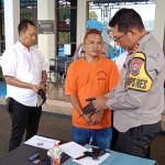 Tersangka SI saat dimintai keterangan oleh Kapolres Bangkalan AKBP Febri Ismanjaya.