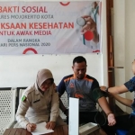 Ketua kegiatan HPN PWI 2020 Aminudin Ilham tengah mengikuti cek kesehatan di Mapolres Mojokerto Kota. foto: YUDI EP/ BANGSAONLINE