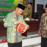 Menpora Imam Nahrawi memberikan cinderamata berupa bola yang ditandatanganinya, kepada Wakil Bupati Nganjuk KH Abdul Wachid Badrus. foto: BAMBANG DJ/ BANGSAONLINE