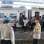 Kapolres Pasuruan AKBP Rizal Martomo S.I.K., M.H. Saat memimpin sidak di Stasiun Bangil. Foto: ANDY FACHRUDIN/BANGSAONLINE