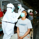 Seorang pemuda tidak pakai masker harus di-swab test antigen.