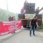 Massa aksi saat mendatangi pabrik obat PT AFI Farma di Kelurahan Bangsal Kecamatan Pesantren Kota Kediri. Foto: Ist.