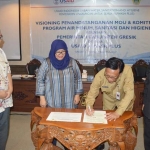 Bupati Gresik Sambari HR saat teken MoU dengan USAID. foto: SYUHUD/ BANGSAONLINE