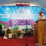 Uni Hidayati saat melakukan sosialisasi program KB di Pacitan. 