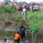 Penyidik melakukan pengeringan kubangan air mencari barang yang dimungkinkan berkaitan dengan tindak pidana. foto: AKINA/ BANGSAONLINE

?