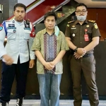 Julianto Eka Putra alias Ko Jul, bos SMA SPI Kota Batu (tengah), terdakwa kekerasan seksual terhadap siswi-siswinya akhirnya dijebloskan ke Lapas Lowokwaru, Malang.