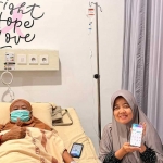Rita Hariyanti (49), warga Kecamatan Sidorukun, Gresik, saat menemani ibunya menjalani perawatan.
