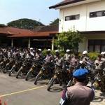 Kaporesta Kediri saat memeriksa kondisi kendaraan operasional menjelang pilpres. foto: Arif Kurniawan/Bangsa Online