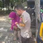 Anggota Polres Lamongan saat mengantar seorang ibu asal Surakarta hendak menaiki Bus untuk pulang